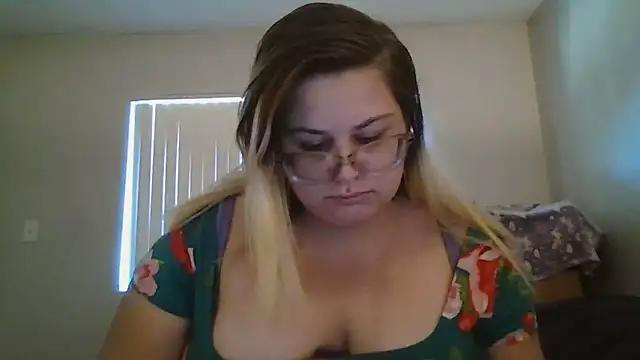 HoneyBear19 from StripChat is Freechat