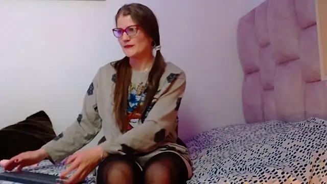 Sharon_xxxlove from StripChat is Freechat