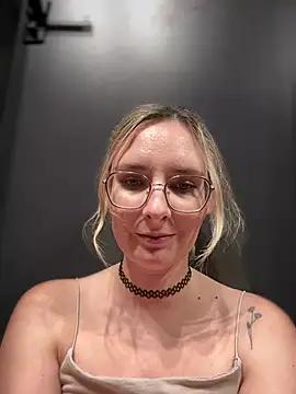 The_Snowwhitee from StripChat is Freechat